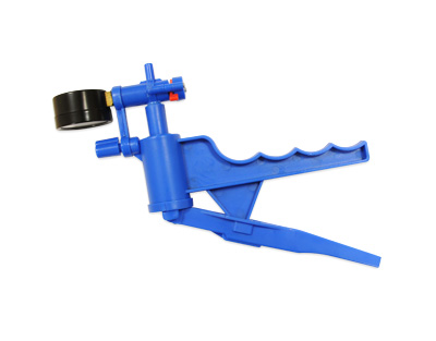 Manual vacuum pump with gauge